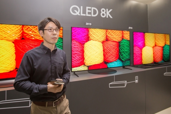 2019년형 QLED 8K의 화질을 시연하고 있는 삼성전자 연구원 / 삼성전자 제공