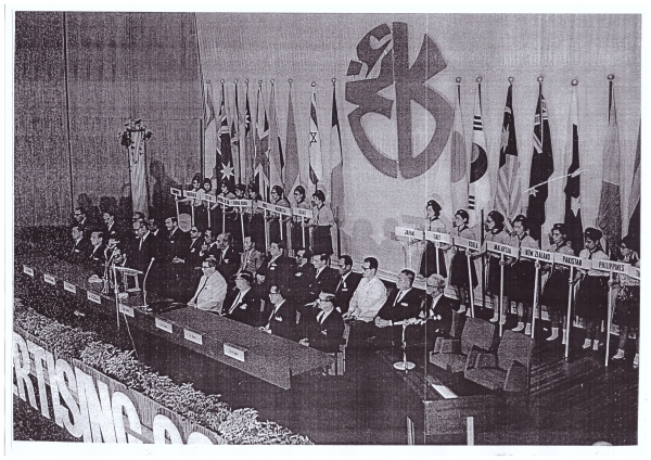 1968년 6월 26일 6차아시아광고회 개회식 단상. 회의 심볼과 각국 대표단과 국기를 든 피켓이 보인다. 태극기 앞의 "KOREA"가 중앙이 아니라 한쪽으로 기울어 있다.