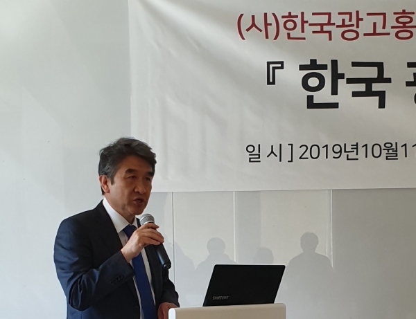 인사말하는 서범석 회장