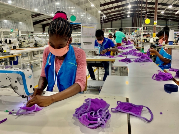 한세실업 아이티 법인에서 직원들이 마스크를 제작하고 있다. (한세실업 제공)