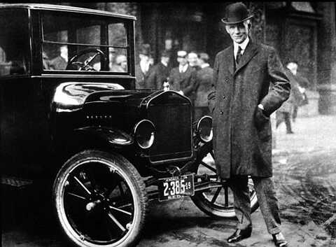 1921년 뉴욕 버팔로에서 '모델 T' 앞에 서있는 헨리 포드 (출처 VOAKorea)