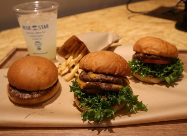 맨 왼쪽이 기본 햄버거, 맨 가운데가 ‘2x2 Blue Star Cheese Burger’