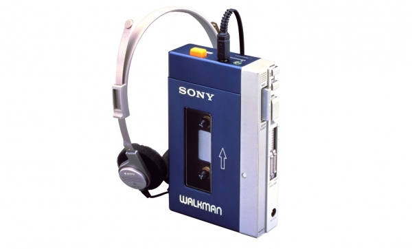 1979년에 출시된 소니의 휴대용 카세트 테이프 플레이어 Walkman