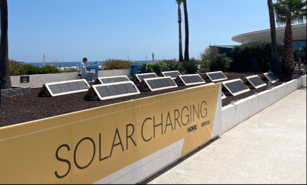 2023년 칸 라이언즈 행사장에 설치된 태양광 패널
