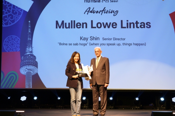 Mullen Lowe Lintas의 Kay Shin Senior Director가 상패를 받고 있다.