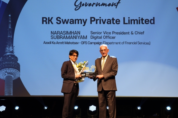 RK Swamy의 Narasimhan Subramaniyam 부사장이 상패를 받고 있다.