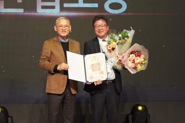 유인촌 장관, 김유탁 대표 (왼쪽부터)