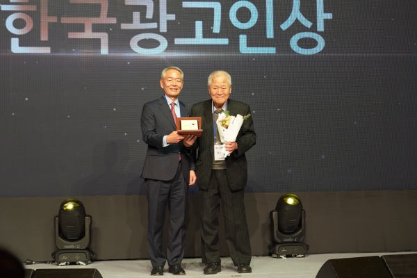 김낙회 회장, 신인섭 교수 (왼쪽부터)