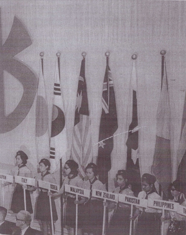 각국 대표가 앉은 단상과 피켓을 든 여학생. 태극기와 SOUTH를 가린 KOREA가 보인다.    