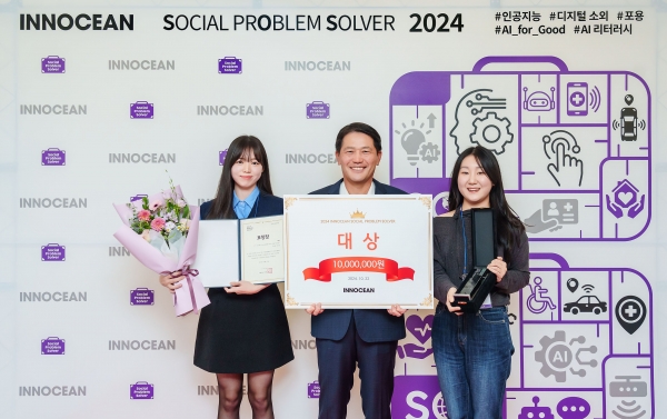 이용우 이노션 대표이사(가운데)와 S.O.S 프로그램 대상 수상팀