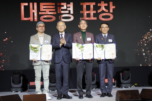 박준호 센터장, 유인촌 장관, 김동열 대표이사, 박승운 대표이사 (왼쪽부터)