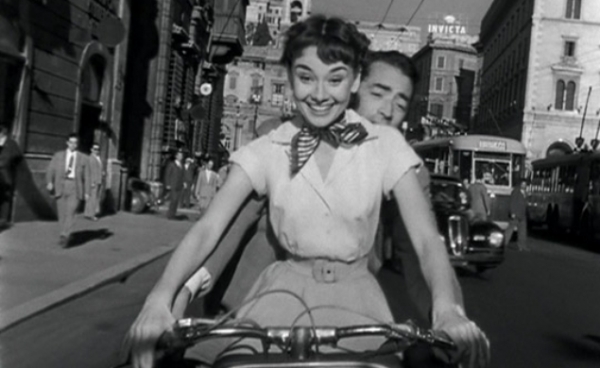 영화 "로마의 휴일(Roman Holiday, 1953)"에서 두 주인공이 '베스파(Vespa)'를타는 장면(출처: https://thedissolve.com/news/4829-roman-holiday-marked-audrey-hepburns-coronation-as/)