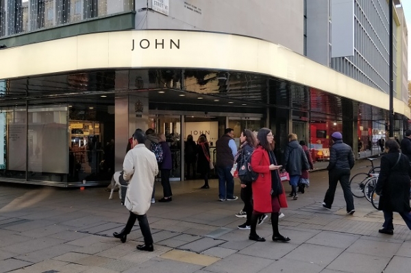 '루이스(Lewis)'를 떼고 '존(John)'으로 간판을 바꾼 "존 루이스(John Lewis)" 백화점(출처: https://www.campaignlive.co.uk/article/john-lewis-changes-oxford-street-storefront-just-john)