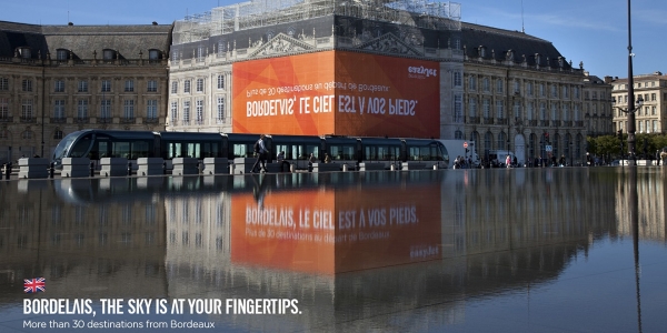 영국 저가항공사 "이지젯(easyJet)"이 프랑스 보르도에 집행한 옥외광고(출처:  https://www.adweek.com/creativity/this-outdoor-ad-only-makes-sense-because-of-where-its-placed/)