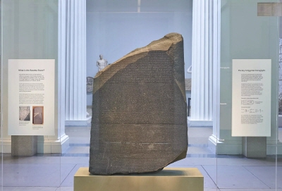 영국박물관에 전시된 로제타 돌 (출처 The British Museum Blog)