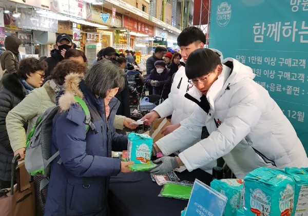 서울 마포구 망원시장에서 진행한 소상공인 지원 온(ON)마켓 행사