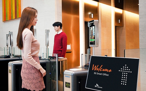 5G Walking-through 시스템을 통해 출입증이나 지문인식 없이 사무실에 출입하고 있다 / SKT 제공