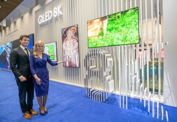 QLED 8K 사이니지’를 소개하고 있는 모델 사진 삼성전자 제공