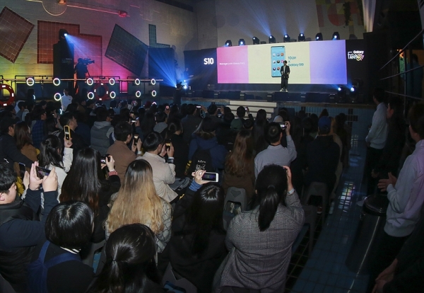 지난 3월 2일 광주 동구 커볶에서 진행된 ‘갤럭시 팬 파티’에서 가수 10cm가 갤럭시 10년을 맞아 갤럭시 팬의 스토리로 직접 만든 노래 ‘스토리지(Storage)’를 소개하는 모습 / 삼성전자 제공