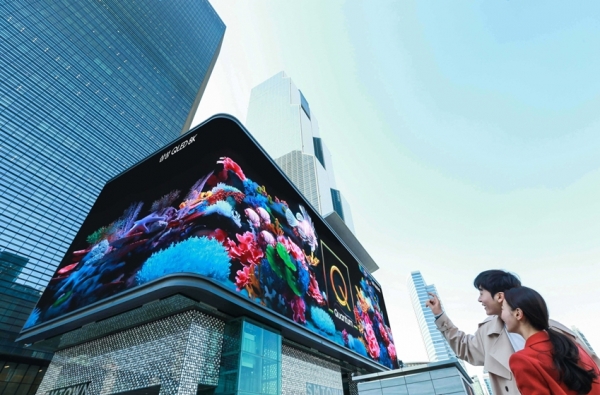 코엑스 일대 옥외광고 자유표시구역 ‘케이팝 스퀘어’와 ‘현대백화점 무역센터점’에 집행 중인 디지털 사이니지 광고 / 삼성전자 제공