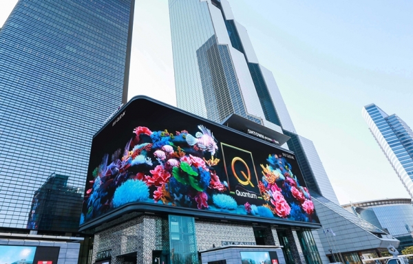코엑스 일대 옥외광고 자유표시구역 ‘케이팝 스퀘어’와 ‘현대백화점 무역센터점’에 집행 중인 디지털 사이니지 광고 / 삼성전자 제공