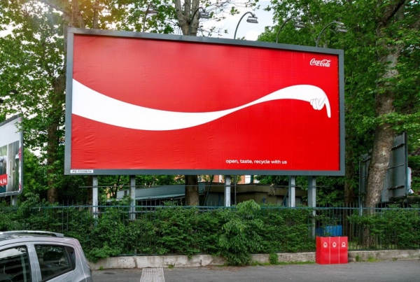 출처 Ad Age (These Coke billboards point you to the nearest recycling bin)