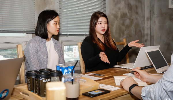 아이디어스 (좌) 김수정 마케터와 (우)김상혜 마케터가 인터뷰에 답변하는 모습