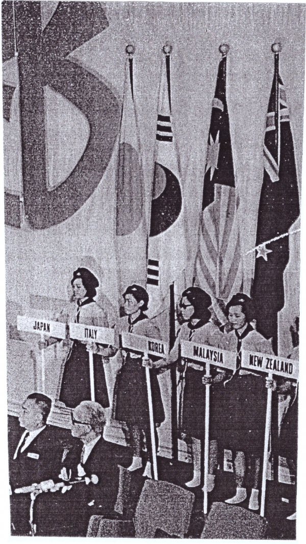 1968년 6월 26일 6차아시아광고회 개회식 단상. 회의 심볼과 각국 대표단과 국기를 든 피켓이 보인다. 태극기 앞의 "KOREA"가 중앙이 아니라 한쪽으로 기울어 있다.