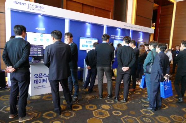 ‘ISS 2019’에서 인젠트의 대표 솔루션인 오픈소스 DBMS 플랫폼, 인터페이스 아키텍처의 대전환, 스마트워크 플랫폼, 하이브리드 UI/UX 프레임워크가 부스에서 소개되고 있다.