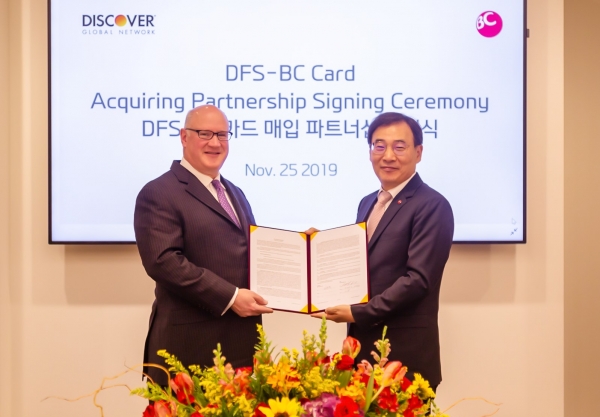 체결식 후 기념촬영하고 있는 이문환 BC카드 사장(右)과 조 헐리 디스커버 부사장