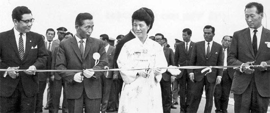 1970년 경부고속도로 개통식에 참석한 이한림 건설부 장관, 박정희 대통령 부부, 정주영 현대건설 사장(왼쪽부터). 출처 : 중앙일보