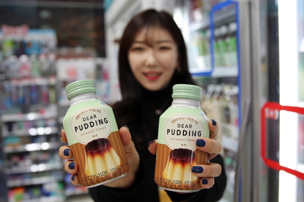 신개념 마시는 푸딩음료 디저트 디어푸딩을 출시하는 GS25 (GS25 제공)