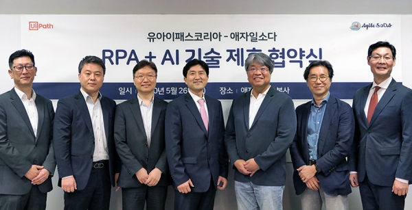 유아이패스코리아와 애자일소다가 26일, 업무협약 체결식 진행 (왼쪽부터 유아이패스코리아 신대현 상무, 양기혁 상무, 이봉선 전무, 김동욱 대표/ 애자일소다 최대우 대표, 김영현 부사장, 장제용 부사장)