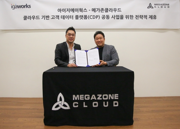 MOU를 체결하는 마국성 아이지에이웍스 대표(좌)와 조원우 메가존클라우드 공동대표(우)