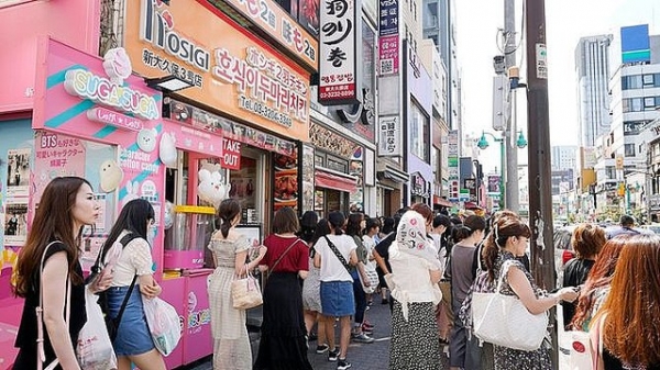 동경의 코리아 타운인 신오쿠보 거리는 젊은 일본 여성들의 인기 스팟이다