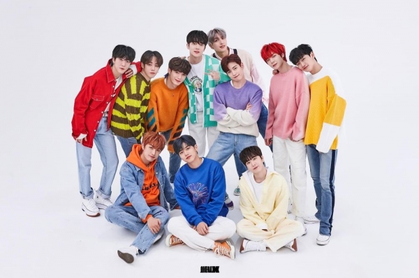 정훈, XEN, 한겸, 예찬, 세빈, 휘찬, 제현, 태동 (위 왼쪽부터), 재한, 혁, 케빈(아래 왼쪽부터)