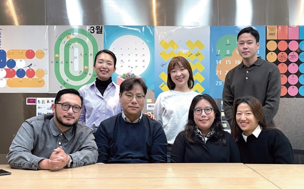 (앞열 왼쪽부터) 이태환 아트, 노혜동 Creative Strategist, 이윤주 카피, 최유리 기획, (뒷열 왼쪽부터) 문나리 아트, 권서현 기획, 정하용 아트