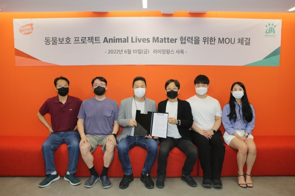 강문철 라이징윙스 부사장(왼쪽에서 세번째) 및 심인섭 라이프 대표(왼쪽에서 네번째)