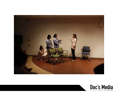 심리극(사이코드라마)의 한 장면 (출처: 국립정신건강센터 블로그 https://m.blog.naver.com/PostView.naver?isHttpsRedirect=true&blogId=ncmh0301&logNo=221403071465)