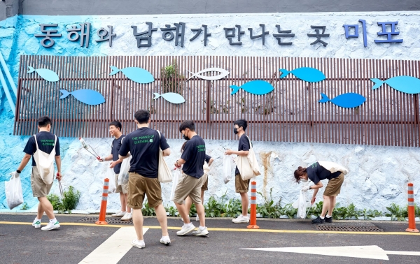 지난 28일 해운대 미포항 주변에 버려진 쓰레기를 수거하고 있는 유니클로와 한국청소년해사법학회 자원봉사자