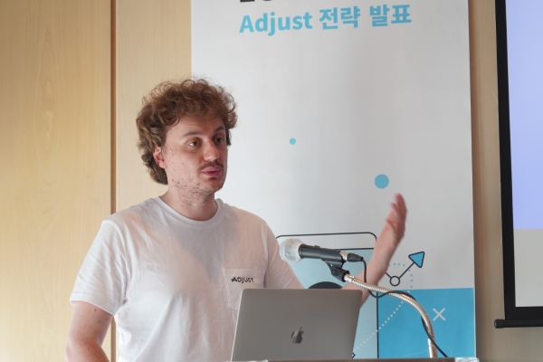 사이먼 "바비" 뒤샤르 CEO