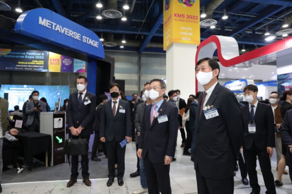 줄리언 고먼 세계이동통신사업자협회(GSMA) 아시아 대표, 차후 신창훈 회장, 과학기술정보통신부 이종호 장관, 한국메타버스산업협회 고진 회장 (왼쪽부터)