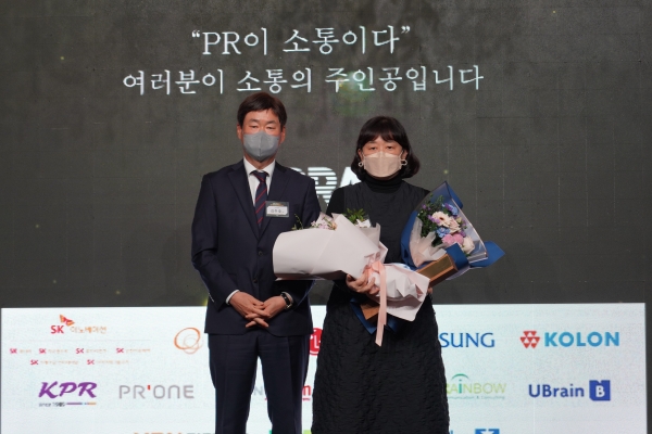 김주호 회장, 박지영 부장(왼쪽부터)