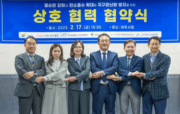 여주시산림조합 이후정 조합장, WWF-Korea 박민혜 국장, 한국 코카콜라 구남주 상무, 여주시 이충우 시장, K-Water 한강유역본부 오승환 본부장, 한국생태환경연구소 이상용 이사장 (왼쪽부터)