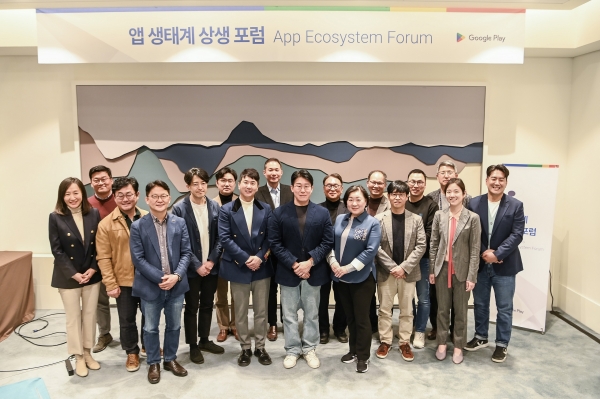 신경자 아태지역 플랫폼 및 에코시스템 마케팅 총괄 겸 구글코리아 마케팅 총괄, 허태균 고려대 교수, 구태언 법무법인 린 변호사, 장대익 가천대 교수, 김국현 에디토이 대표, 김형주 중앙대 교수, 조창환 연세대 교수, 김경훈 구글코리아 사장, 이철환 IGAWorks 본부장, 김민호 성균관대 교수, 허정윤 국민대 교수, 홍대식 서강대 교수, 박민수 성균관대 교수, 김범섭 자비스앤빌런즈 대표, 송은강 캡스톤파트너스 대표, 정지현 구글플레이 앱 파트너십 총괄, 장동선 궁금한뇌연구소 대표 (왼쪽부터)