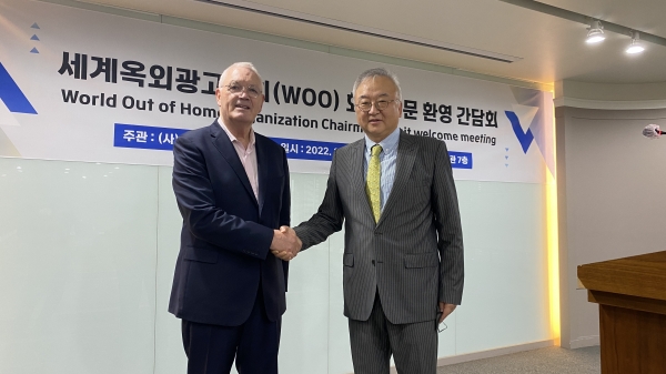 톰 고다드 세계옥외광고협회 회장, 우창훈 한국전광방송협회 회장(왼쪽부터)