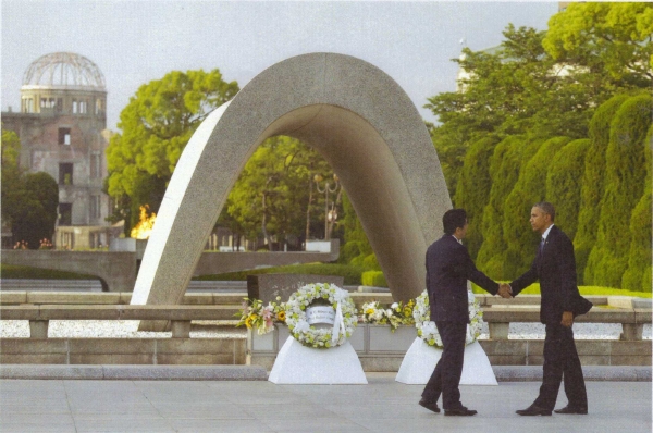 기념비 앞에서 악수하는 오바마 대통령과 아베 총리