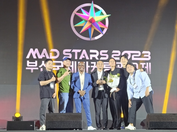 인터랙티브 부문 그랑프리를 수상한 제일기획 직원들과 관계자들