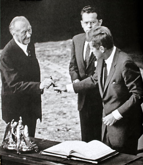 1968년 미국-독일 우호조약을 맺으며, 미국 대통령 존 F. 케네디에게 마이스터스튁 149를 전달하는 당시 콘트라 아데나워 독일 총리 / [자료 출처 몽블랑]