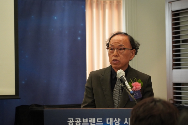 축사하는 장동련 한국공공브랜드진흥원 상임고문